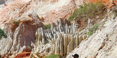 Местная бабулька в красном каньоне Муйне