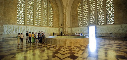 Туристы на экскурсии по монументу Voortrekker, Тсване