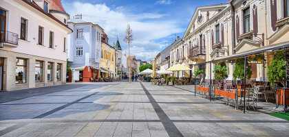 Пешеходная зона с историческими зданиями в центре курортного города Пиештяны