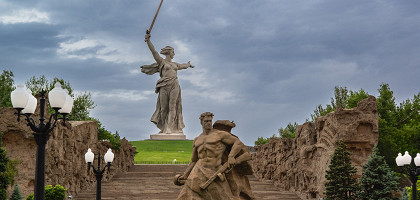 Скульптура Родина-мать зовет