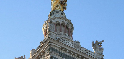 Базилика Нотр-Дам-де-ла-Гард, колокольня и статуя Богоматери с младенцем