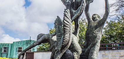 Сад воспоминаний, памятник детям Лира
