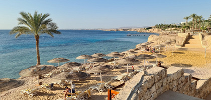 Шезлонги на песке на пляже у моря, Шарм-эль-Шейх