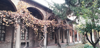 Внутренний двор базилики Сант-Аполлинаре-Нуово в Равенне