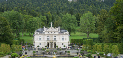 Красивый парк при замке Линденхоф, Бавария, Германия
