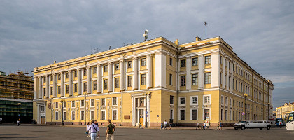 Дворцовая площадь в Петербурге, здание штаба Гвардейского корпуса