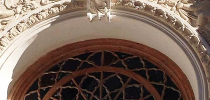 Дом Мирза-Риза-хана, надпись на кириллице над правым балконом