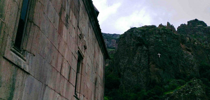 Стены монастырского комплекса Геград, Ереван