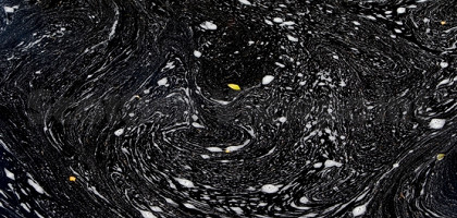 Пена на реке Affric, Шотландия, Великобритания