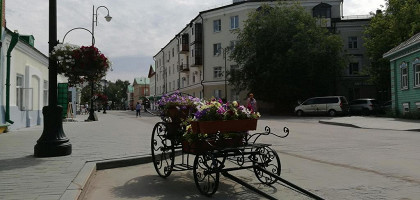 Клумба в виде повозки установлена на улице в Казани, Россия