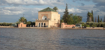 Сады Менара, бассейн и павильон