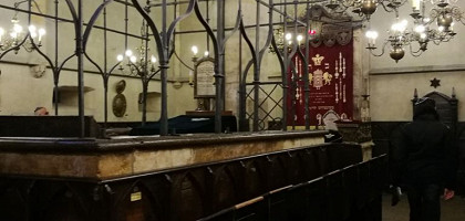 Внутреннее убранство самой старой синагоги в Праге