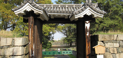 Замок Нагоя, ворота с черепичной крышей
