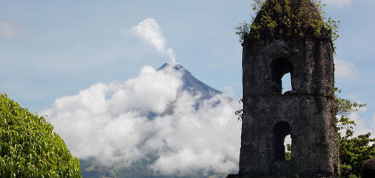 Вулкан Майон и церковь, разрушенная извержением в 1814 году