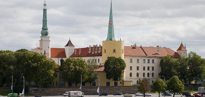 Вид на Рижский замок со стороны Даугавы