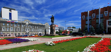 Площадь Столыпина. Слева — саратовская мэрия, в центре — памятник П. А. Столыпину, справа — Саратовская областная дума