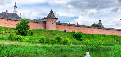 Девушка плывет на сапе в Суздале, Шаттерсток