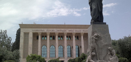 Азербайджанский драматический театр, памятник Физули перед зданием театра