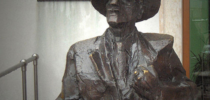 Бронзовая статуя Джеймса Джойса,, Пула
