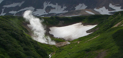 Вид из геотермальной электростанции на вулкан Мутновский