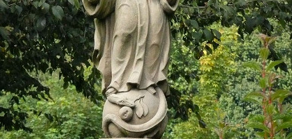Статуя девы Марии в саду аббатства Нойбург, Гейдельберг