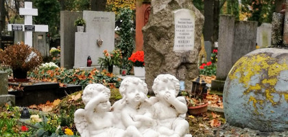 Статуэтка ангелов на могиле Ольшанского кладбища в Праге