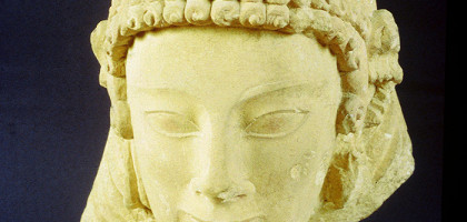 Каменная скульптура женщины в музее на Кипре