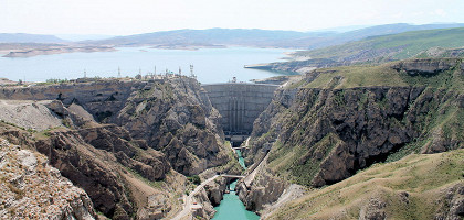 Панорама Чиркейского ущелья, водохранилища и ГЭС
