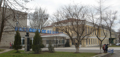 Вид на гимназию Чехова в Таганроге