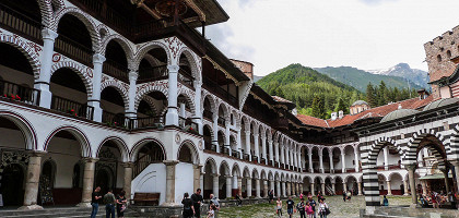 Рильский монастырь, колоннада