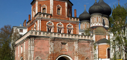 Мостовая башня и Покровский собор.