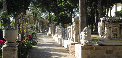 Аллея около Археологического музея Антальи