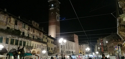 Вечерний рынок на площади в Вероне