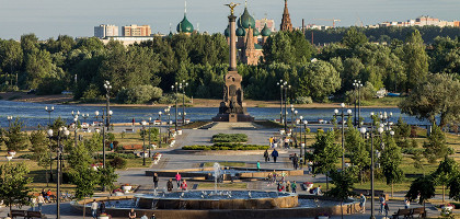 Стрелка и памятник 1000-летию Ярославля