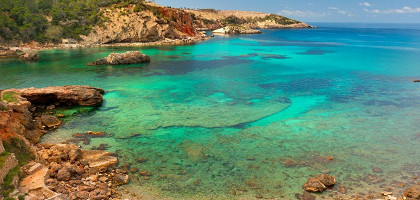 Красивая бухта Cala Xarraca на Ибице