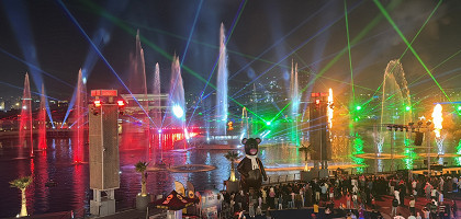 Cветовое шоу на фестивале Dubai Festival City Bay в Дубае, ОАЭ