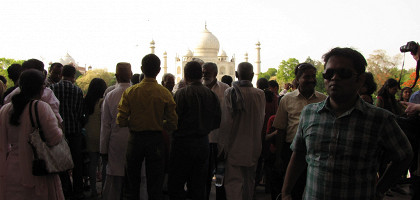 Туристы перед экскурсией в Тадж-Махал, Индия
