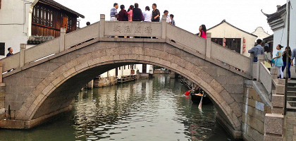 Город на воде Чжуцзяцзяо, каменный мост