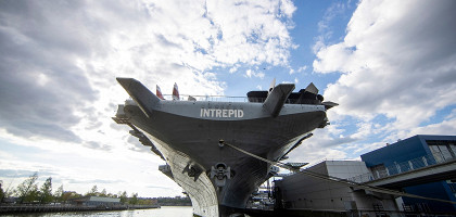 Авианосец ВМС США «Интрепид» у музея моря, воздуха и космоса Интрепид в Нью-Йорке