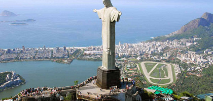 Вид с воздуха на Христа Искупителя в Рио-де-Жанейро, Бразилия