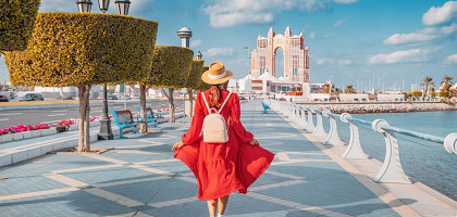 Туристка гуляет по набережной в Абу-Даби