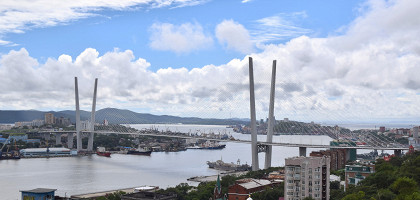 Вид на Золотой мост во Владивостоке