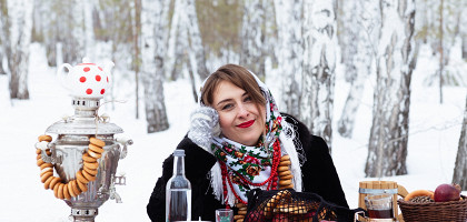 Русская девушка, самовар, баранки, зима, лес, водка