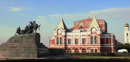 Памятник Чапаеву и городской театр в Самаре
