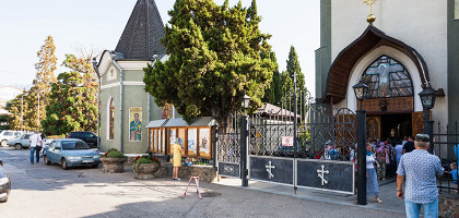 Храм Всех Крымских святых и Феодора Стратилата, Алушта