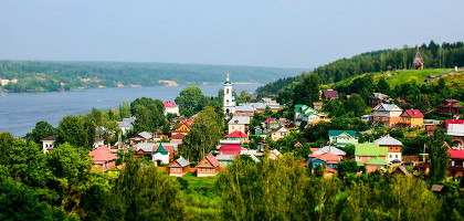 Вид на Плес на фоне Плещеева озера
