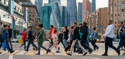 Пешеходы на фоне Москва-сити