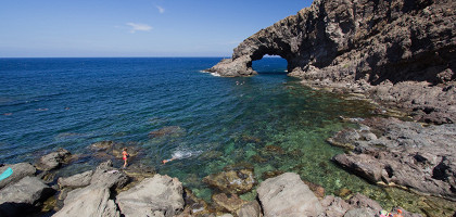 Причудливая арка на острове Пантеллерия