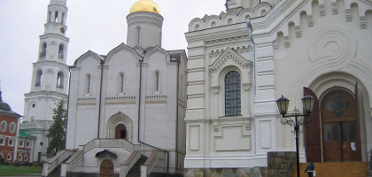 Во дворе Николо-Угрешского монастыря