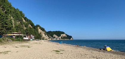 Песчаный пляж в Абхазии